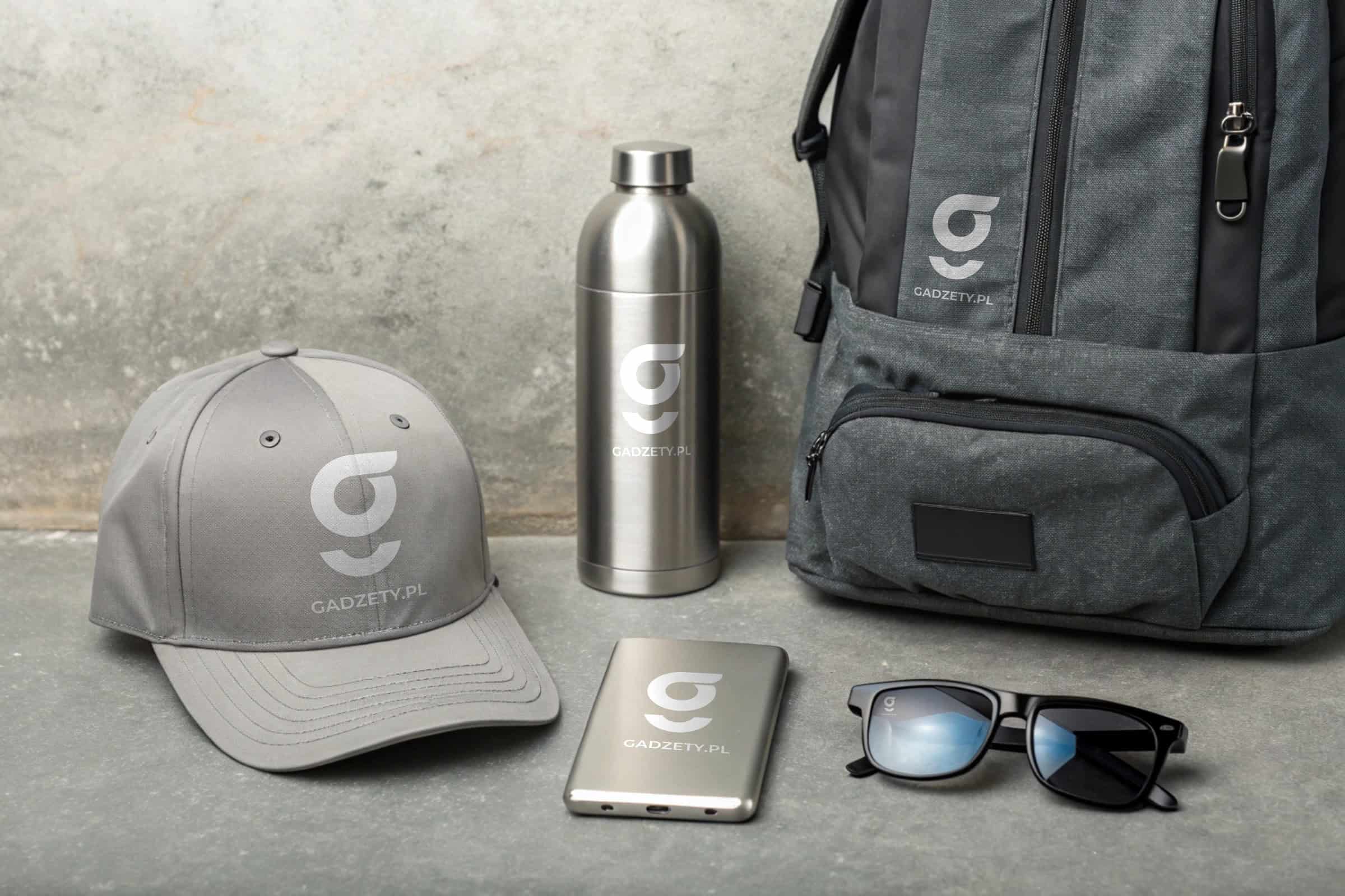 1. Stylowa czapka z logo gadżety, nowoczesny design, modny akcesorium.
