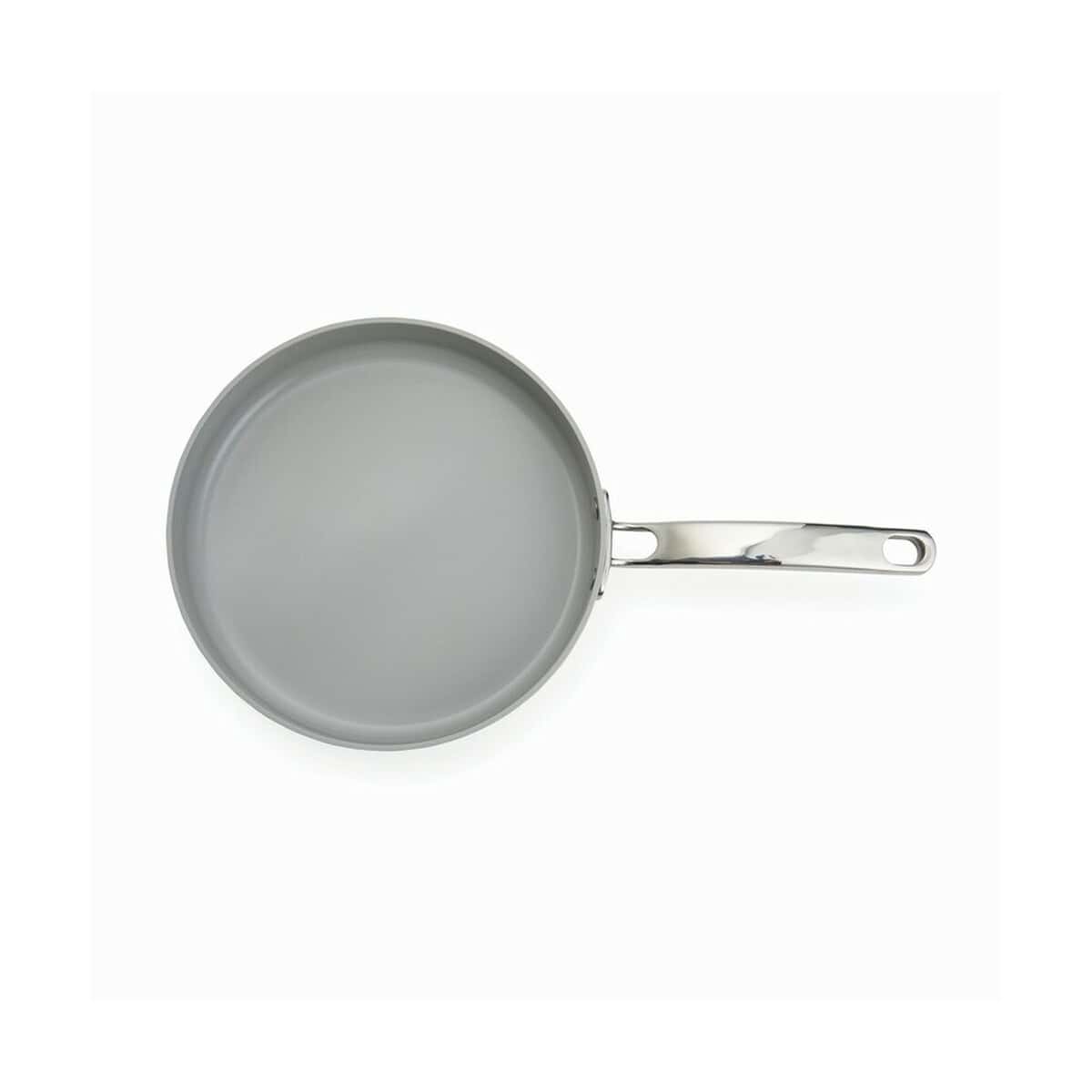 Błyszczący czajnik grillowy stalowy z długą rączką, nowoczesny design, idealny do kuchni.