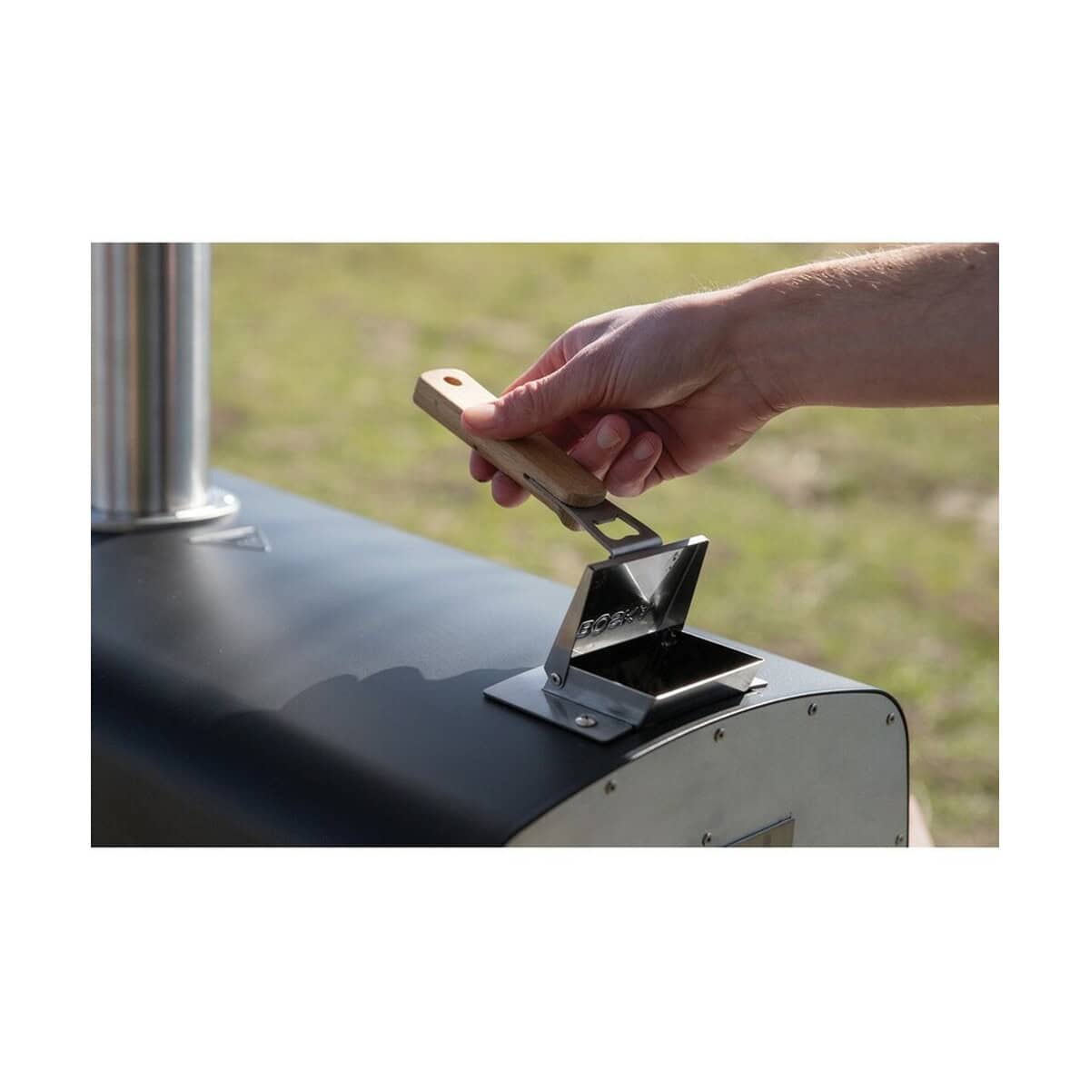 Akcesoria do kuchni z logo – piec do pizzy boska pro VSB14-03_RB320503__M_402 Metalowa tacka do grilla z logo BOSCH na komunarnym grillu, akcesoria do grilla, gadżet grillowy, logo Bosch na grilling gear, wysokiej jakości sprzęt do grillowania.