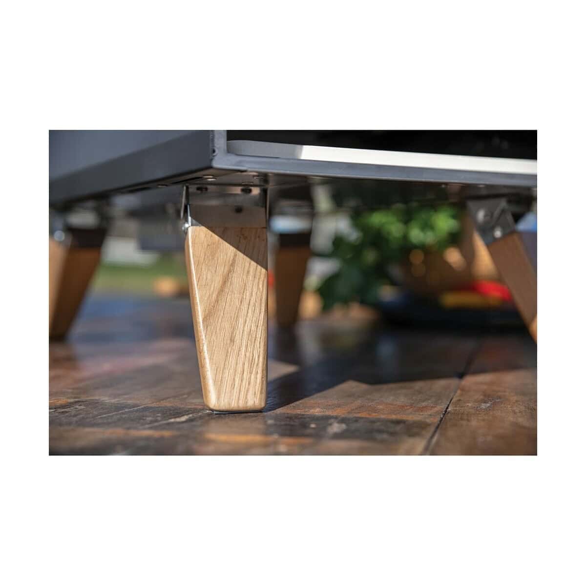 Akcesoria do kuchni z logo – piec do pizzy boska pro VSB14-03_RB320503__M_405 Drewniane nogi mebli w nowoczesnym designie, detal z bliska.