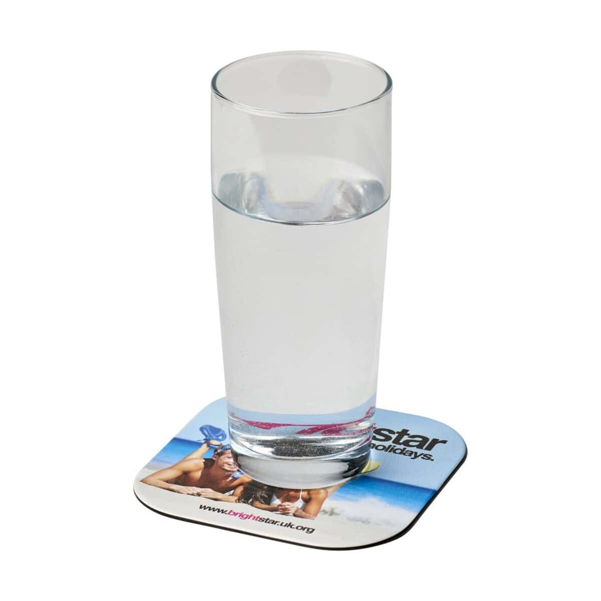 Butelka z wodą na podkładce z nadrukiem, gadżety reklamowe, upominek na promocję, personalizowany kubek, akcesoria promocyjne.