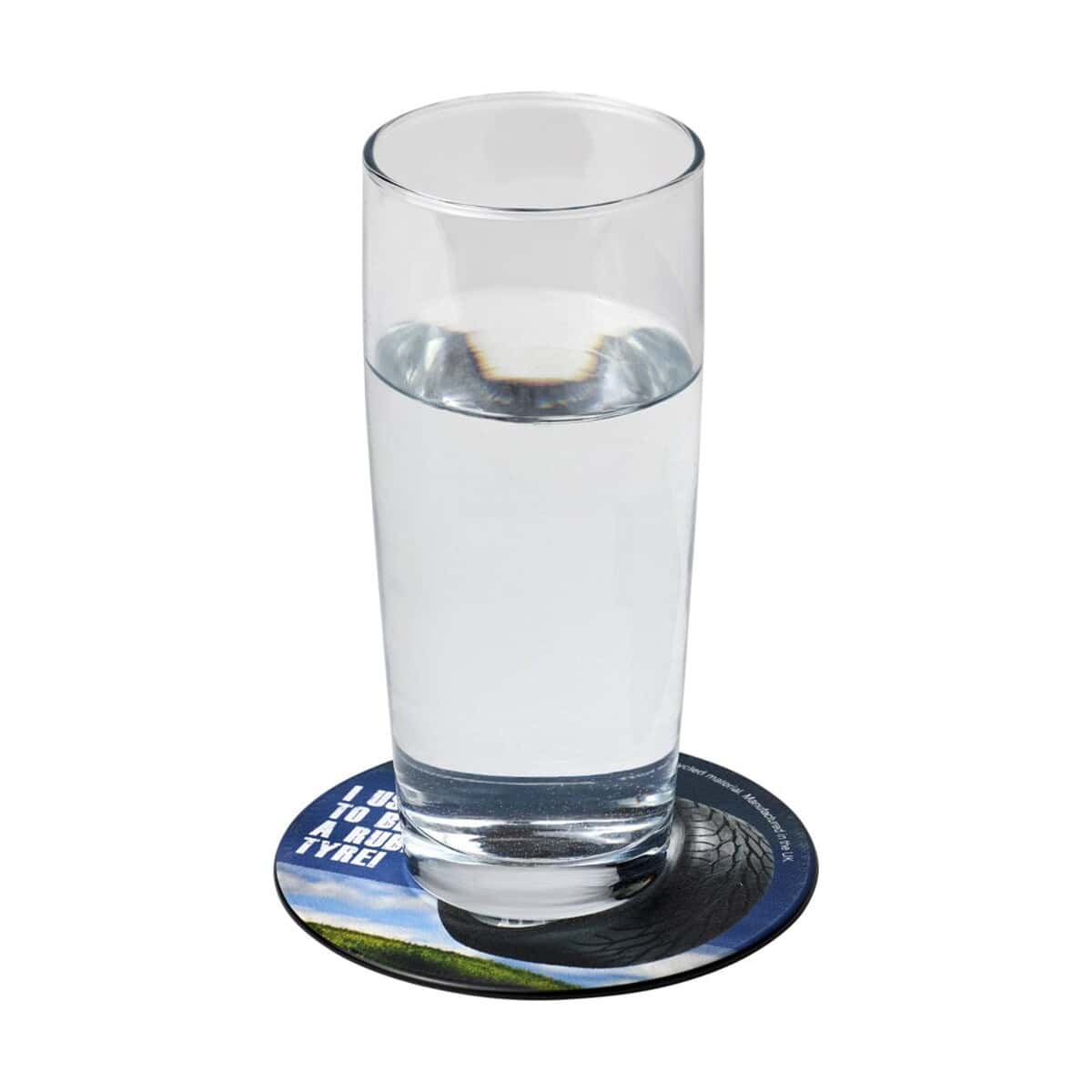 Butelka z wodą na podkładce z nadrukiem, personalizowany gadżet reklamowy.