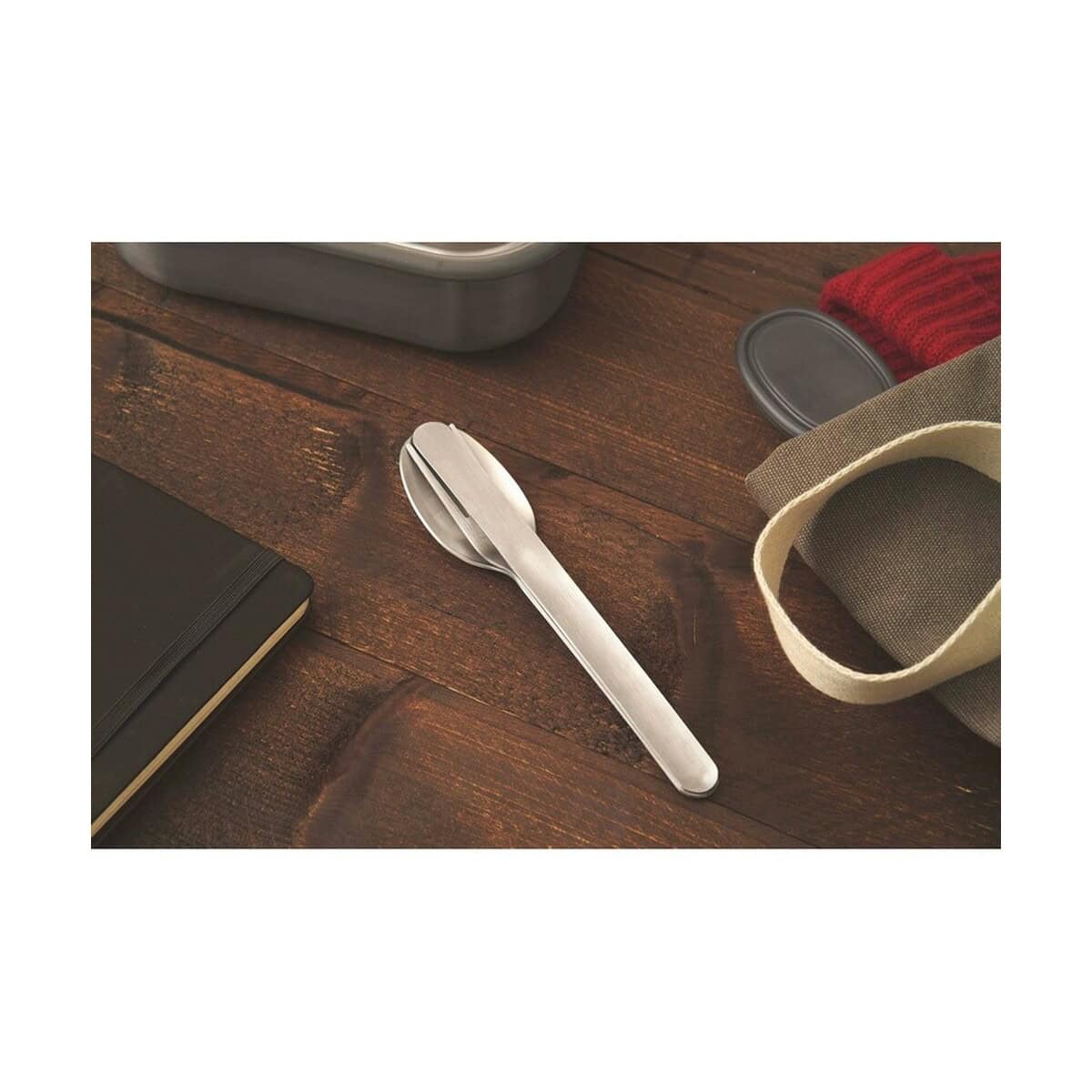 Akcesoria do kuchni z logo – zestaw sztućców black+blum P439.0702__M_403 1. Przyjazne dla środowiska sztućce ze stali nierdzewnej na drewnianym stole.
