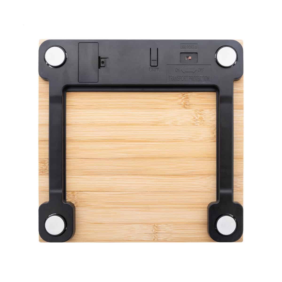 Akcesoria do łazienki z logo – bamfit waga łazienkowa z możliwością ładowania AP864100__C Czarna waga kuchenna z drewnianą powierzchnią, nowoczesny design, akcesoria kuchenne, gadżety kuchenne.