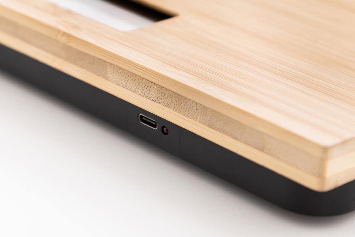 Akcesoria do łazienki z logo – bamfit waga łazienkowa z możliwością ładowania AP864100__CU Elegancka podkładka pod laptop z bambusa i czarnego tworzywa, naturalny design.