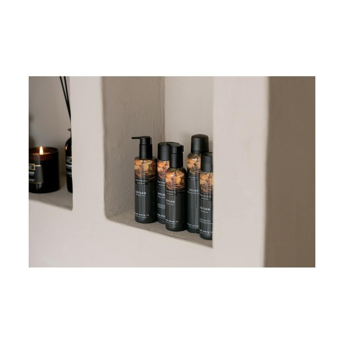 Akcesoria do łazienki z logo – pieniący się żel pod prysznic treatments VTR09-03_ATM01 Butelki z kosmetykami na półce, naturalny design, codzienna pielęgnacja, luksusowe produkty, nowoczesny wystrój wnętrza.