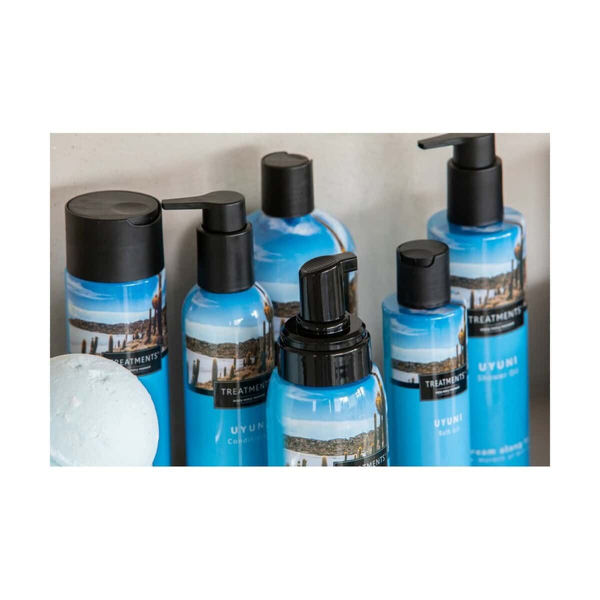 Akcesoria do łazienki z logo – zestaw kosmetyków medium treatments VTR04-11_ATM02 Butelki z personalizowanymi nadrukami, produkt promocyjny, gadżety reklamowe, upominki firmowe, akcesoria do pielęgnacji skóry, parkowanie produktów na półce, unikalny design gorące gadżety, prezent dla klientów.