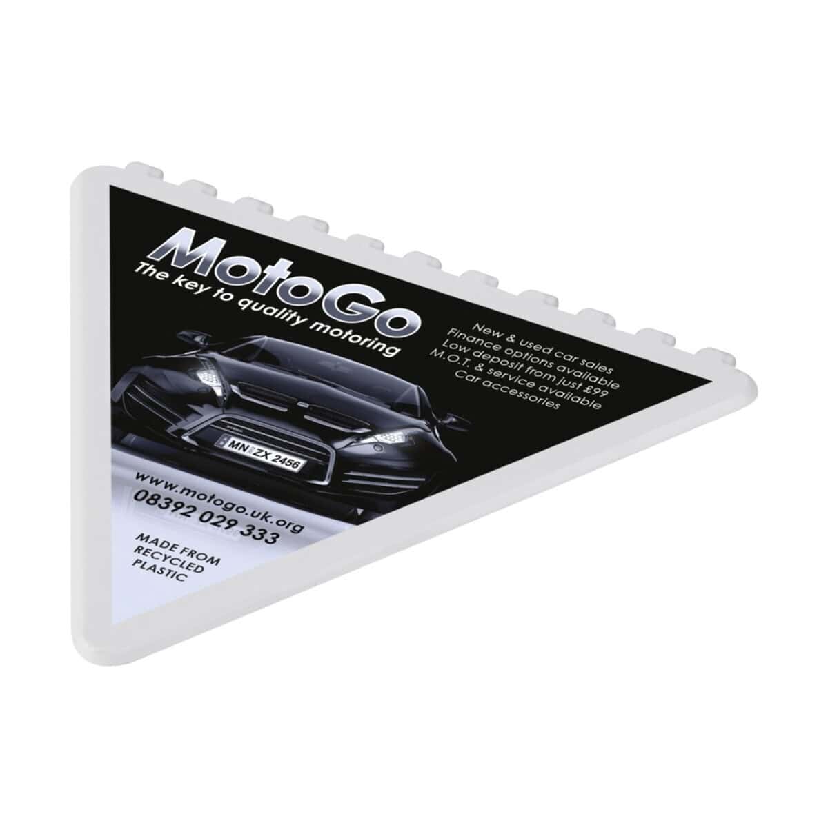Akcesoria samochodowe z logo – trójkątna skrobaczka do szyb frosty 10425201_dp_y2 Motogo gadżety samochodowe, akcesoria motoryzacyjne, reklama marki auta, ulotka motogo z czarnym samochodem.