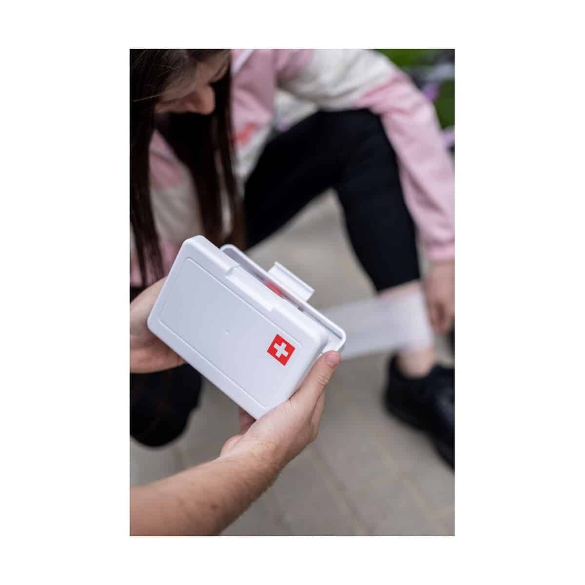 Apteczki z logo – apteczka w plastikowym opakowaniu, 64 el. | ramona V7249_C 1. Apteczka pierwszej pomocy z logo Swiss, gadżet promocyjny, bezpieczeństwo i promocja firmy.