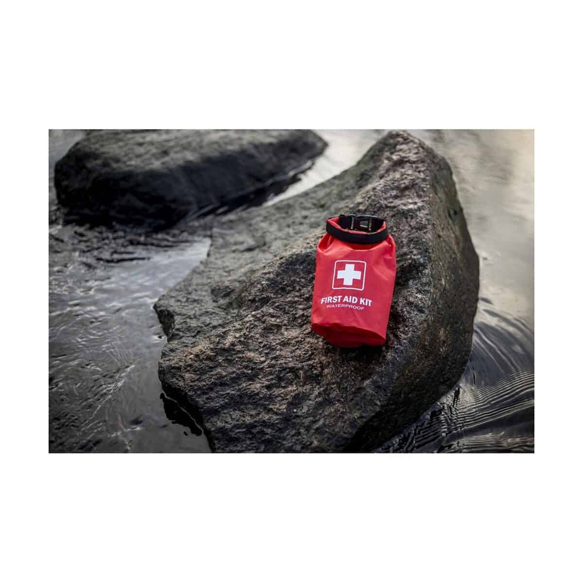 Apteczki z logo – apteczka w wodoodpornym pokrowcu air gifts, 47 el. | ryan V7936_A 1. Apteczka first aid na kamieniach nad wodą, wodoodporna i praktyczna.