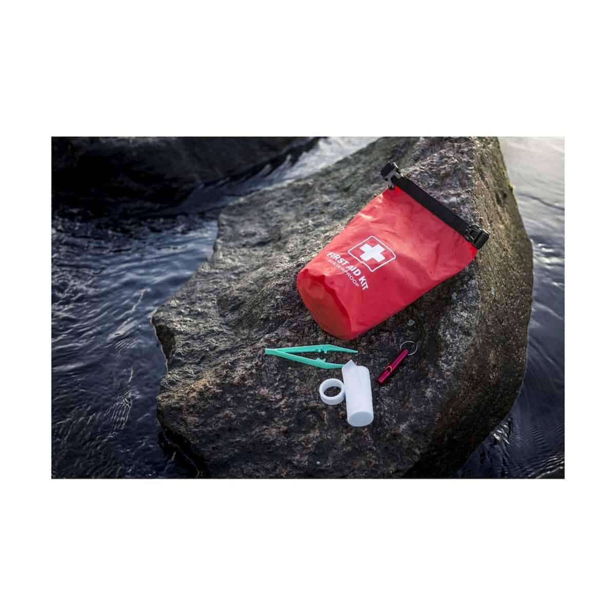 Apteczki z logo – apteczka w wodoodpornym pokrowcu air gifts, 47 el. | ryan V7936_B 1. Apteczka pierwszej pomocy outdoorowa, wodoodporna, na kamieniach nad wodą.