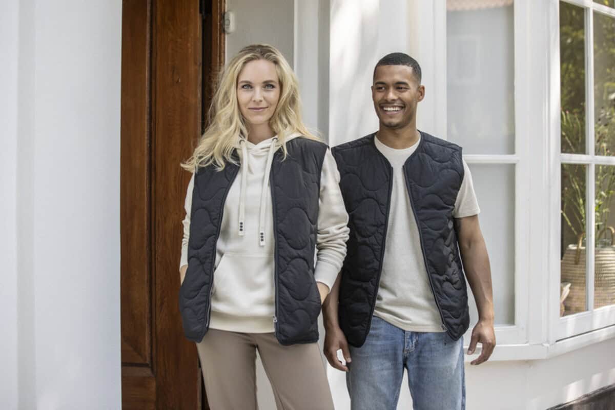 Bezrękawniki z logo – quartz pikowany bezrękawnik typu unisex z recyklingu z certyfikatem grs 3947790_m1. Stylowe gadżety na chłodne dni, idealne na prezent i codzienne użytkowanie.