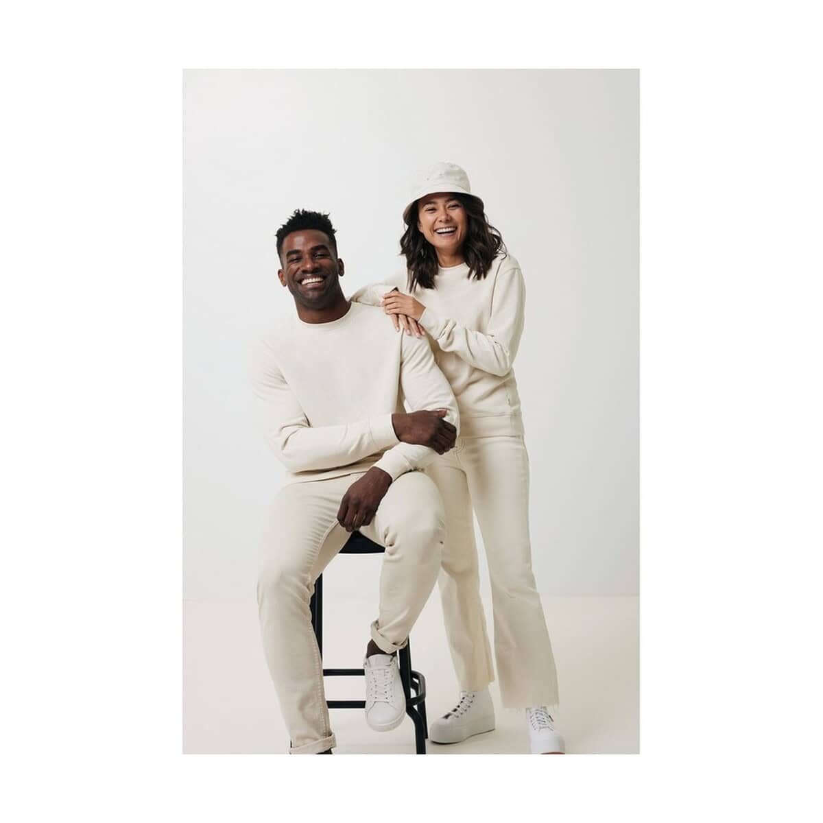 Bluzy z logo – bluza z niebarwionej bawełny z recyklingu iqoniq denali T9301.018.4XL__B_12 1. Uśmiechnięte osoby w casualowych ubraniach na białym tle.