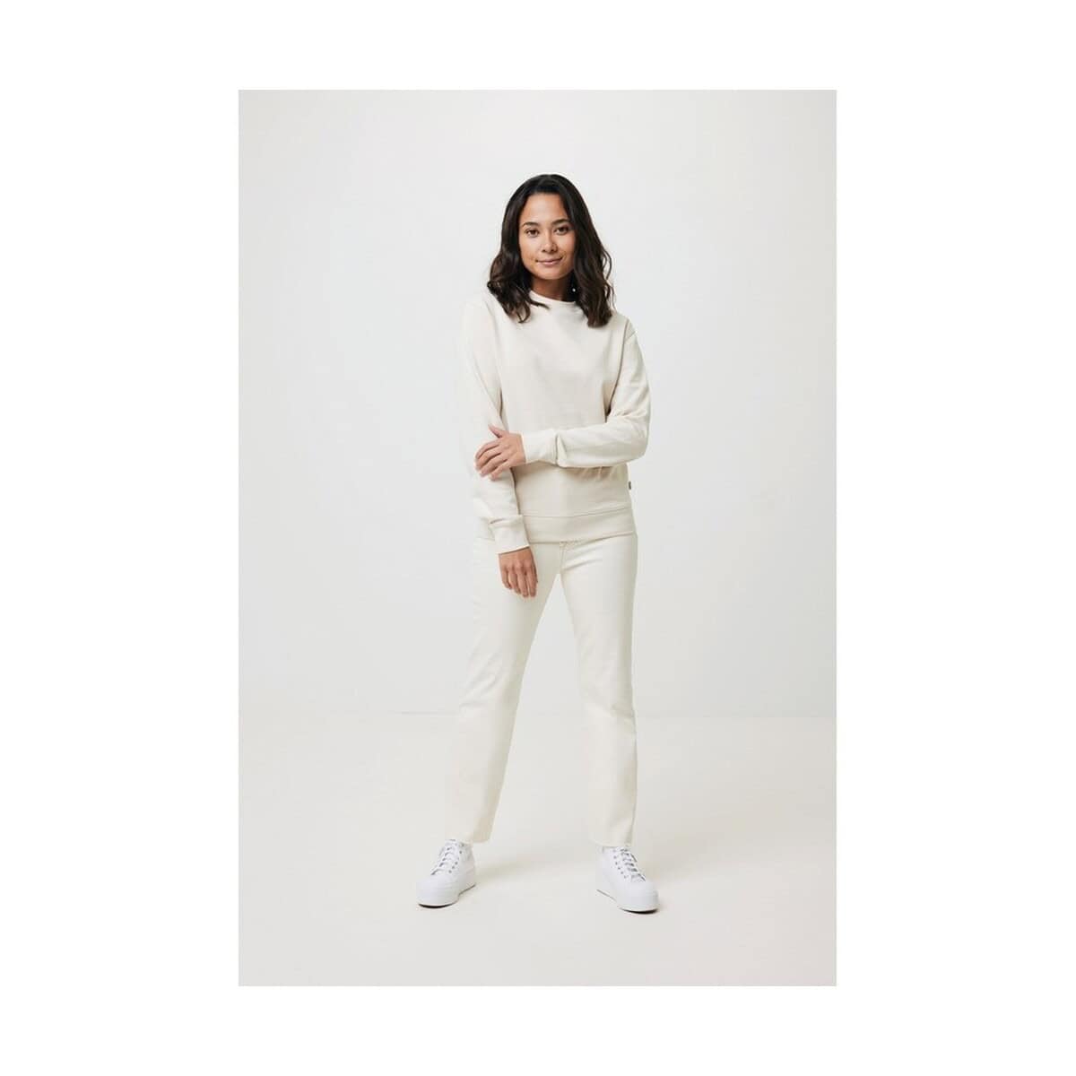 Bluzy z logo – bluza z niebarwionej bawełny z recyklingu iqoniq denali T9301.018.4XL__B_14 Stylowa kobieta w casualowym białym stroju na białym tle.