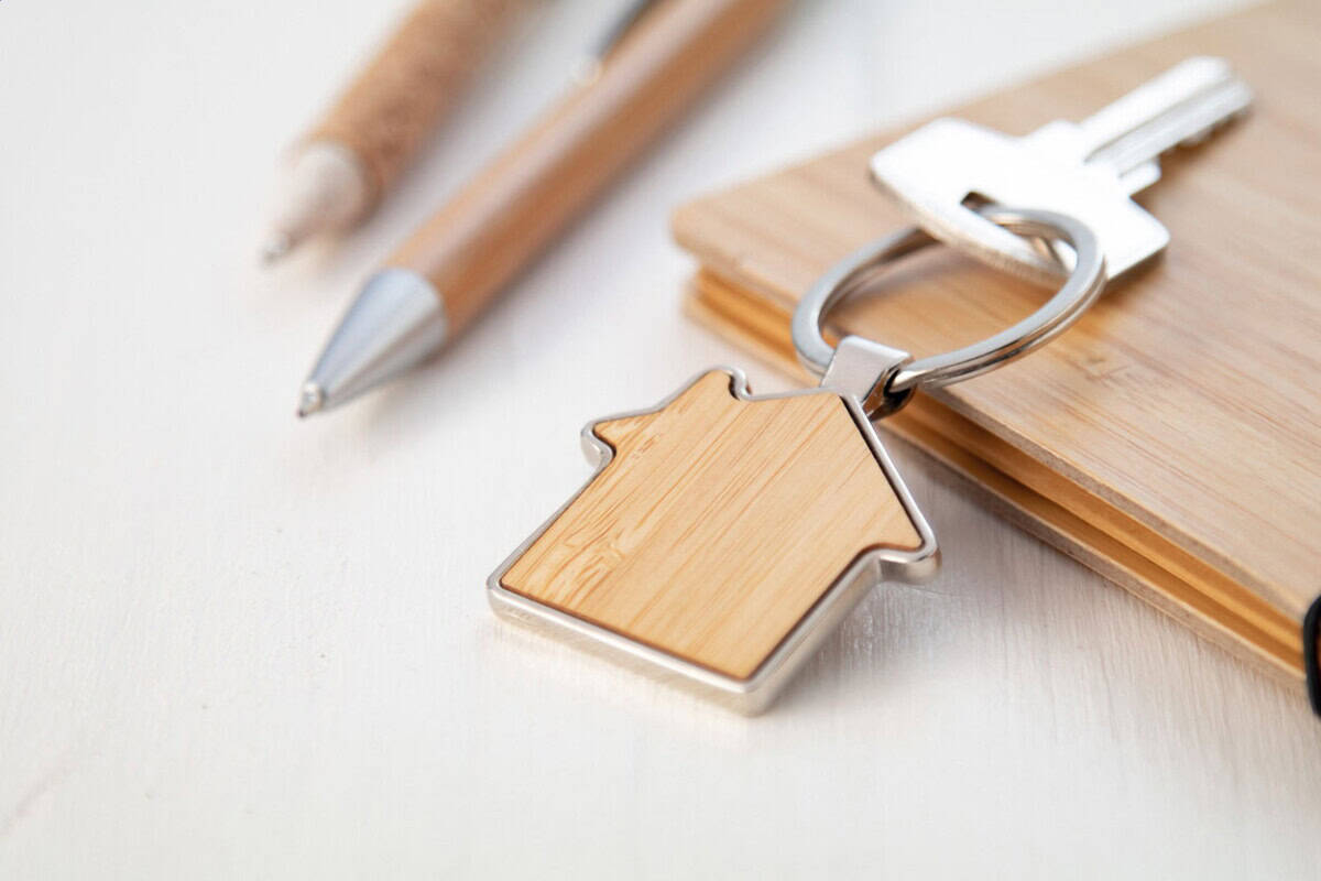 Breloki odblaskowe z logo – horby brelok AP806983__DG1 Bransoletka z drewnianego kluczyka jako gadżet promocyjny dla branży nieruchomości.