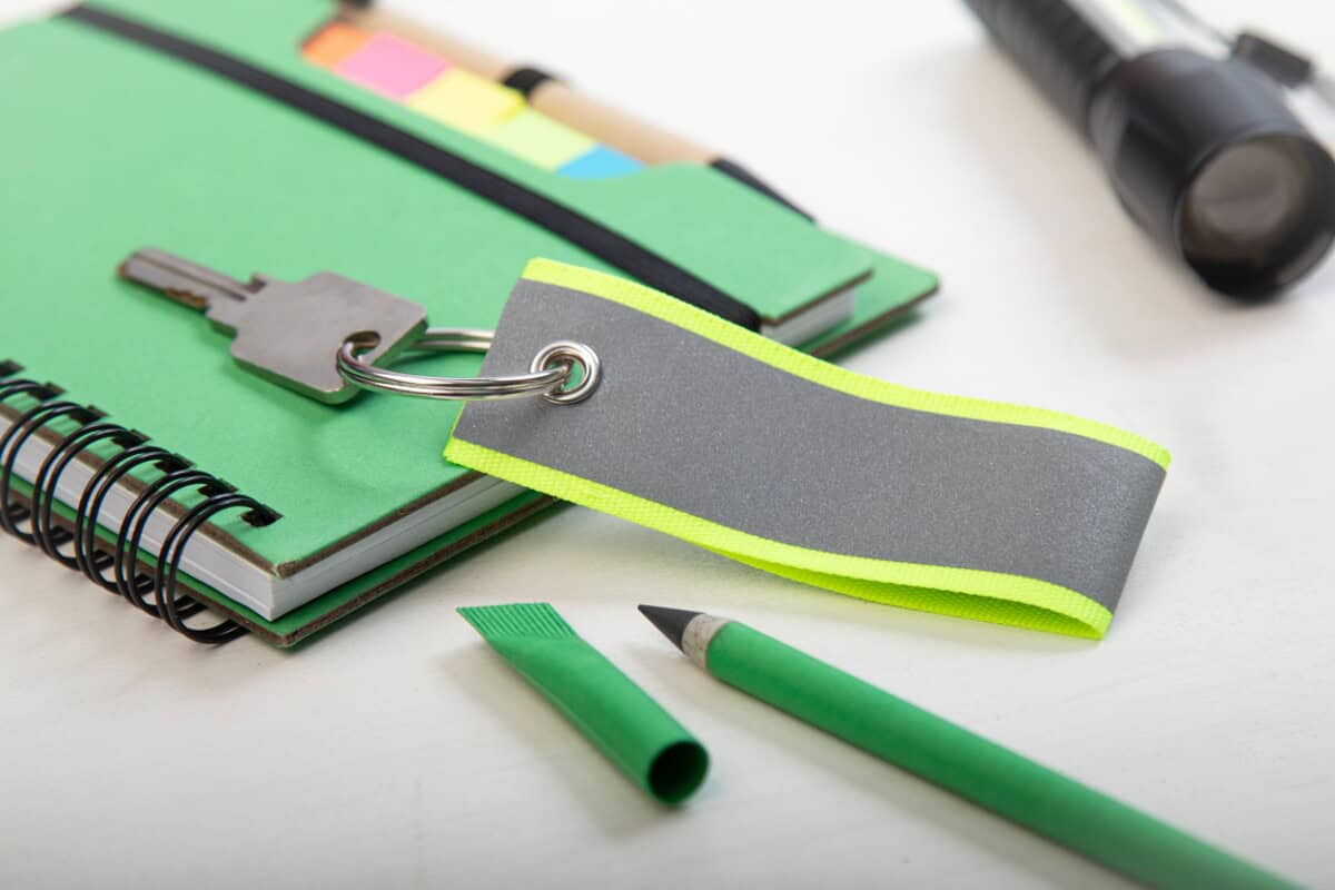 Breloki odblaskowe z logo – visikey brelok odblaskowy AP874031-02__DG1 Klucz z brelokiem na notesach i gadżetach biurowych, promocja gadżetów reklamowych, upominków firmowych.