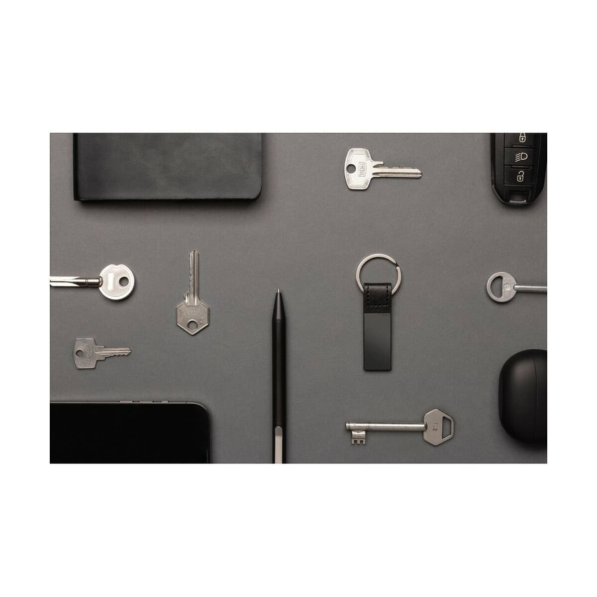 Breloki wielofunkcyjne z logo – brelok do kluczy P191.6401__M_400 1. Akcesoria do kluczy, odznaki, gadżety reklamowe na gładkim tle.