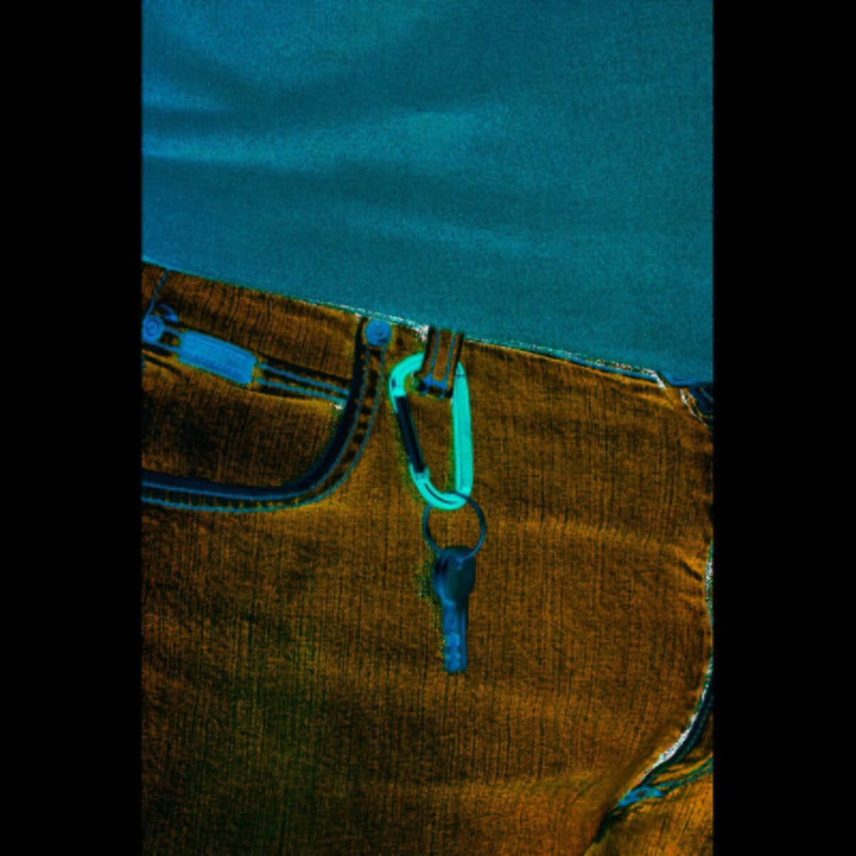 Breloki wielofunkcyjne z logo – brelok do kluczy, karabińczyk V0538_A 1. stylowa naszywka na odzieży z logo gadżety promocyjne.