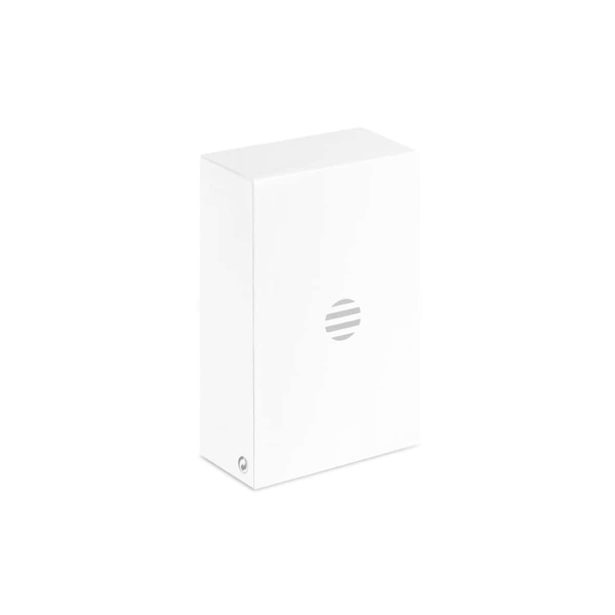 Breloki wielofunkcyjne z logo – brelok i podstawka na smartfon trineu mo9743-40-box Białe grawerowane pudełko na gadżety reklamowe.