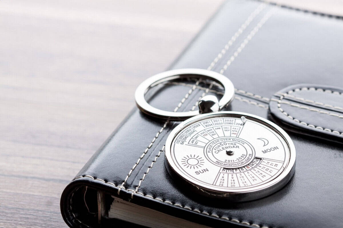 Breloki wielofunkcyjne z logo – eternity brelok do kluczy z kalendarzem AP809516__DG2 Odtwarzacz kalendarza i faz księżyca na klucz z brelokiem na czarnym skórzanym notesie.