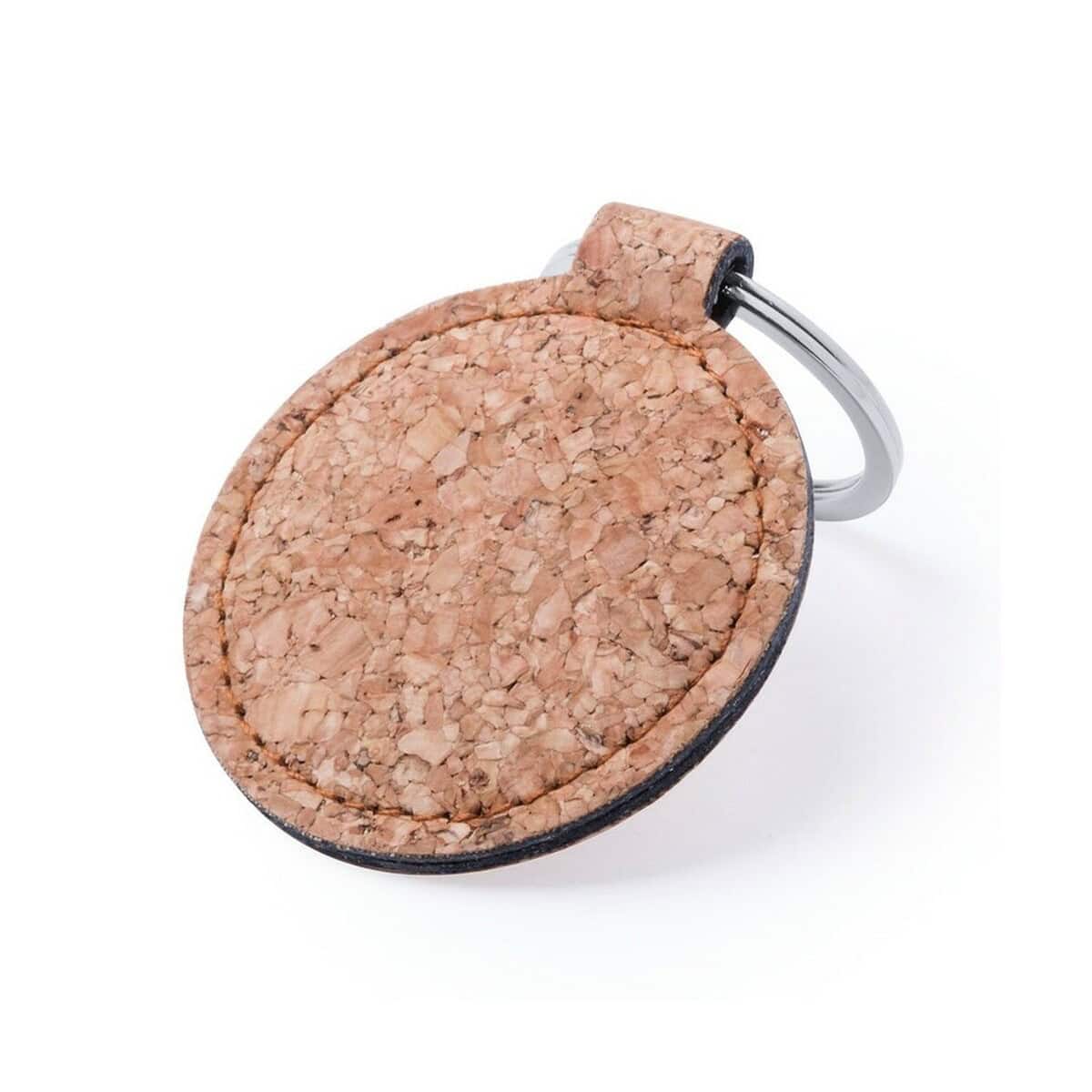 1. korkowy brelok do kluczy z metalowym uchwytem.