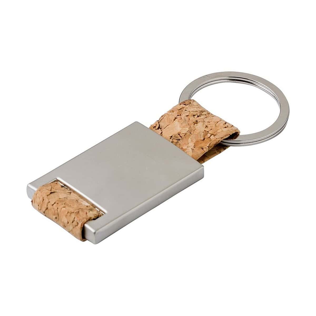 Metalowy brelok z korkową ozdobą, personalizowany gadżet reklamowy na zamówienie.