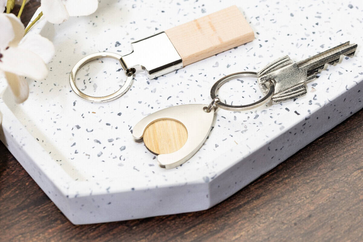 Breloki wielofunkcyjne z logo – lignum brelok AP800098__DG2 Pendrive z kluczem i wisiorkiem z drewna, personalizowane gadżety, gadżety reklamowe, prezent dla pracowników.