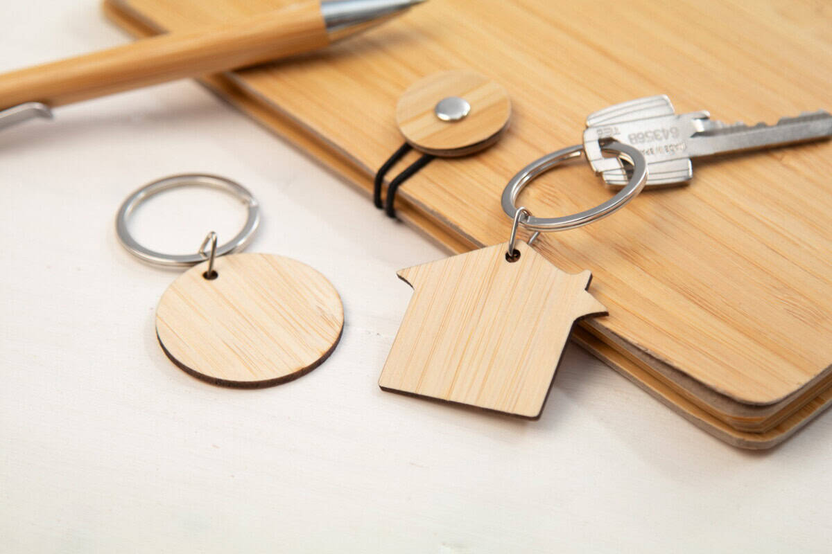 Breloki z żetonem z logo – bookey brelok AP874023-A__DG1 Naturalne gadżety drewniane z brelokami do kluczy.