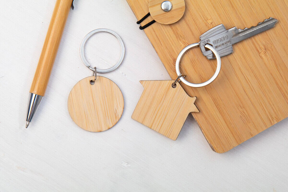 Breloki z żetonem z logo – bookey brelok AP874023-A__DG2 Personalizowane breloczki z drewna na gadżety reklamowe.