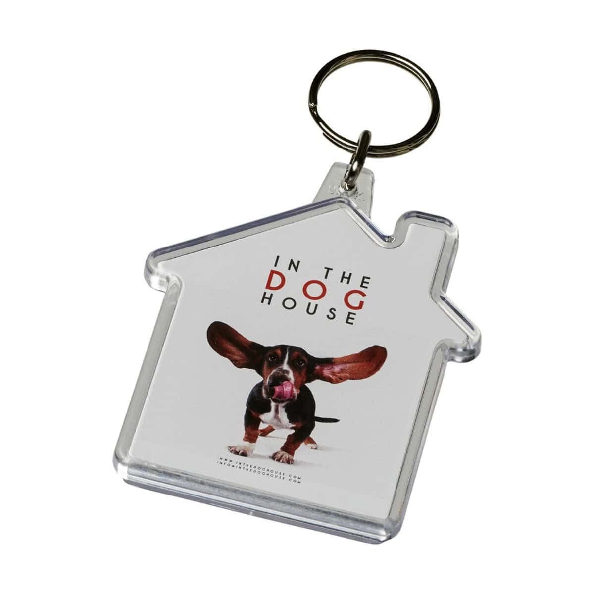 Etykieta z breloczkiem z psem, grafiką i napisem "In the Dog House".
