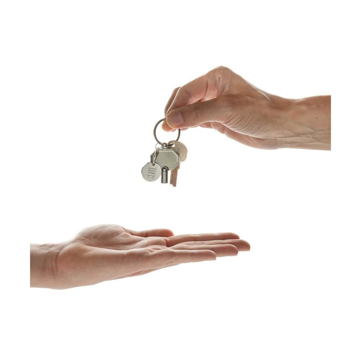 Breloki z żetonem z logo – brelok do kluczy, żeton do wózka na zakupy P191.7002__D_102 1. Długopis, klucze i breloczki na tle białym, gadżety reklamowe i personalizowane.