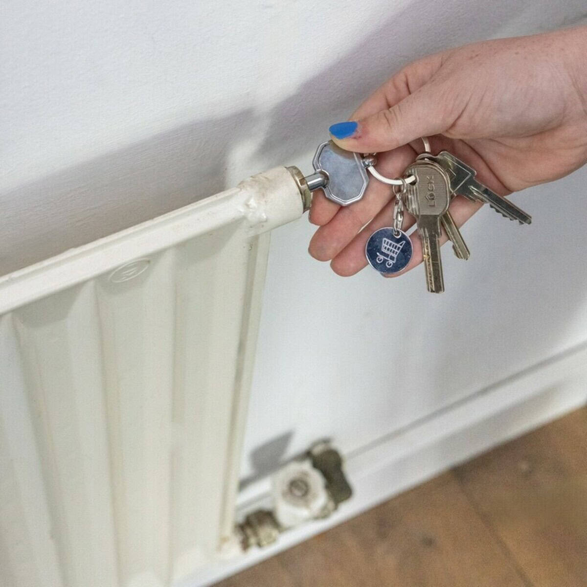 Breloki z żetonem z logo – brelok do kluczy, żeton do wózka na zakupy P191.7002__M_401 Klucz do grzejnika z brelokami gadżetami reklamowymi, praktyczne akcesoria.