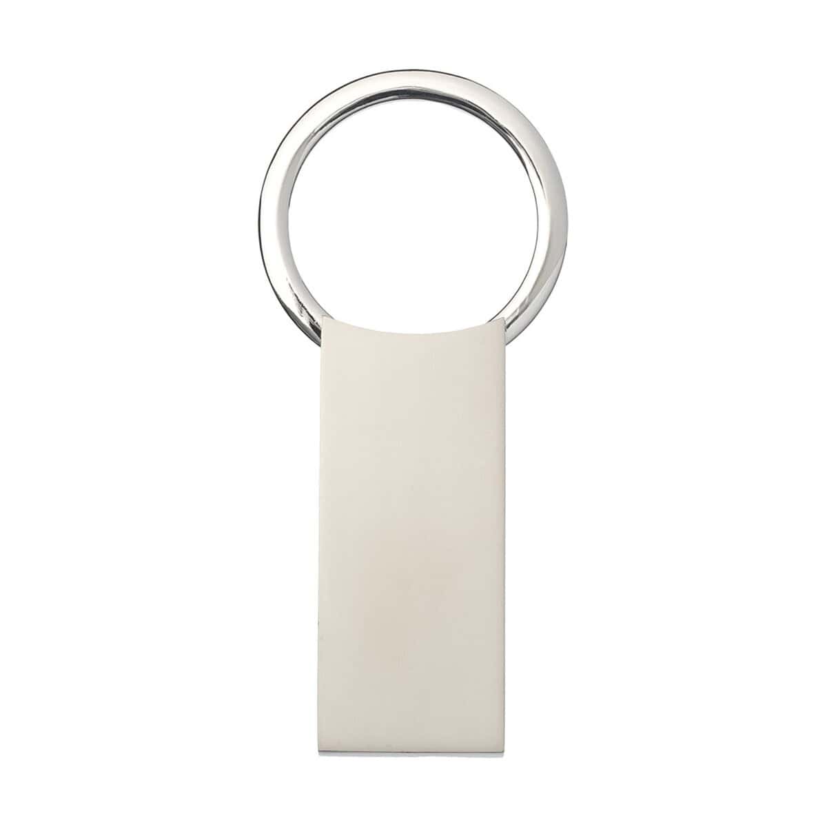 Breloki z żetonem z logo – brelok prostokątny omar 11803200_b Biurkowa przypinka z metalowym okręgiem i białą podstawą, gadżet promocyjny, biurowy upominek, narzędzie do zawieszania kluczy, funkcjonalny gadżet reklamowy.