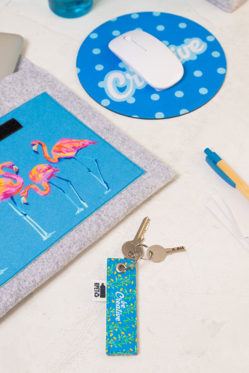 Gadżety z motywem flamingów. Akcesoria reklamowe z flamingami na podkładce i kluczyki.