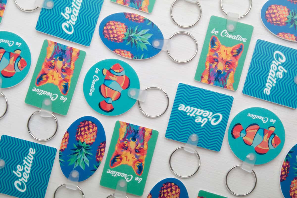 Gadżety z motywami tropikalnymi i zwierzęcymi. Gadżety z motywami tropikalnymi, zwierzętami i kolorowymi wzorami, idealne na prezent lub do promocj.