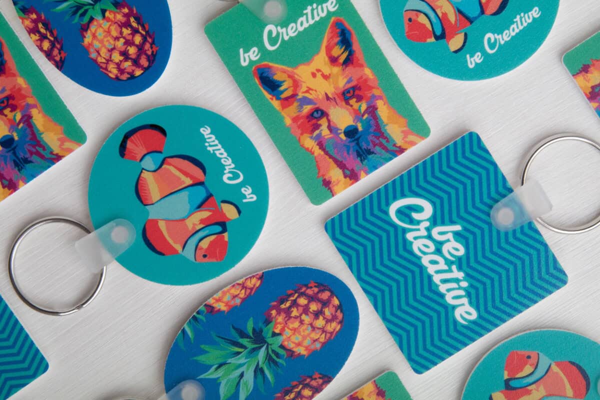 Gadżety z motywem ananasa i psa. Ananas i pies na gadżetach z napisem