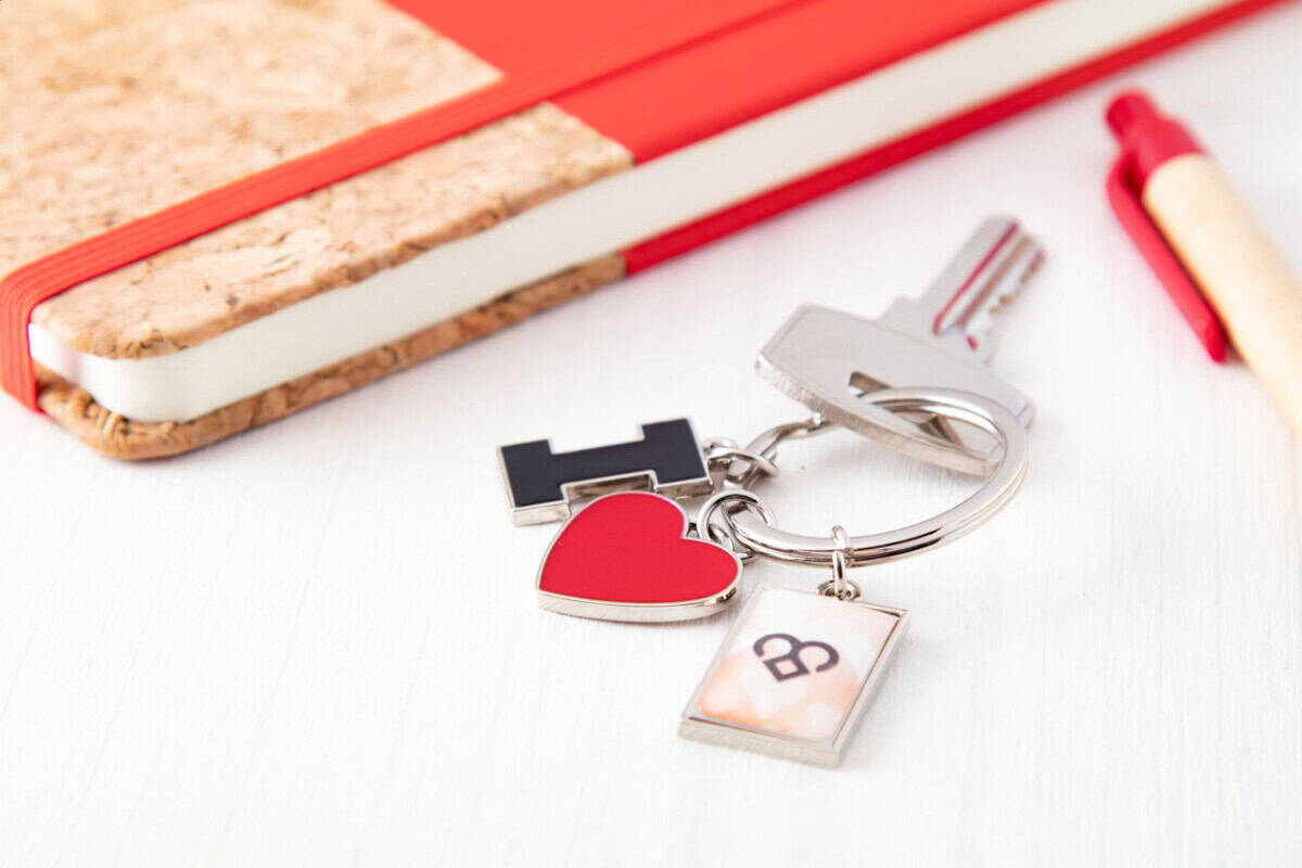 Breloki z żetonem z logo – i love brelok AP873030__DG1 Przedmiot z breloczkiem i literą H na białym tle.