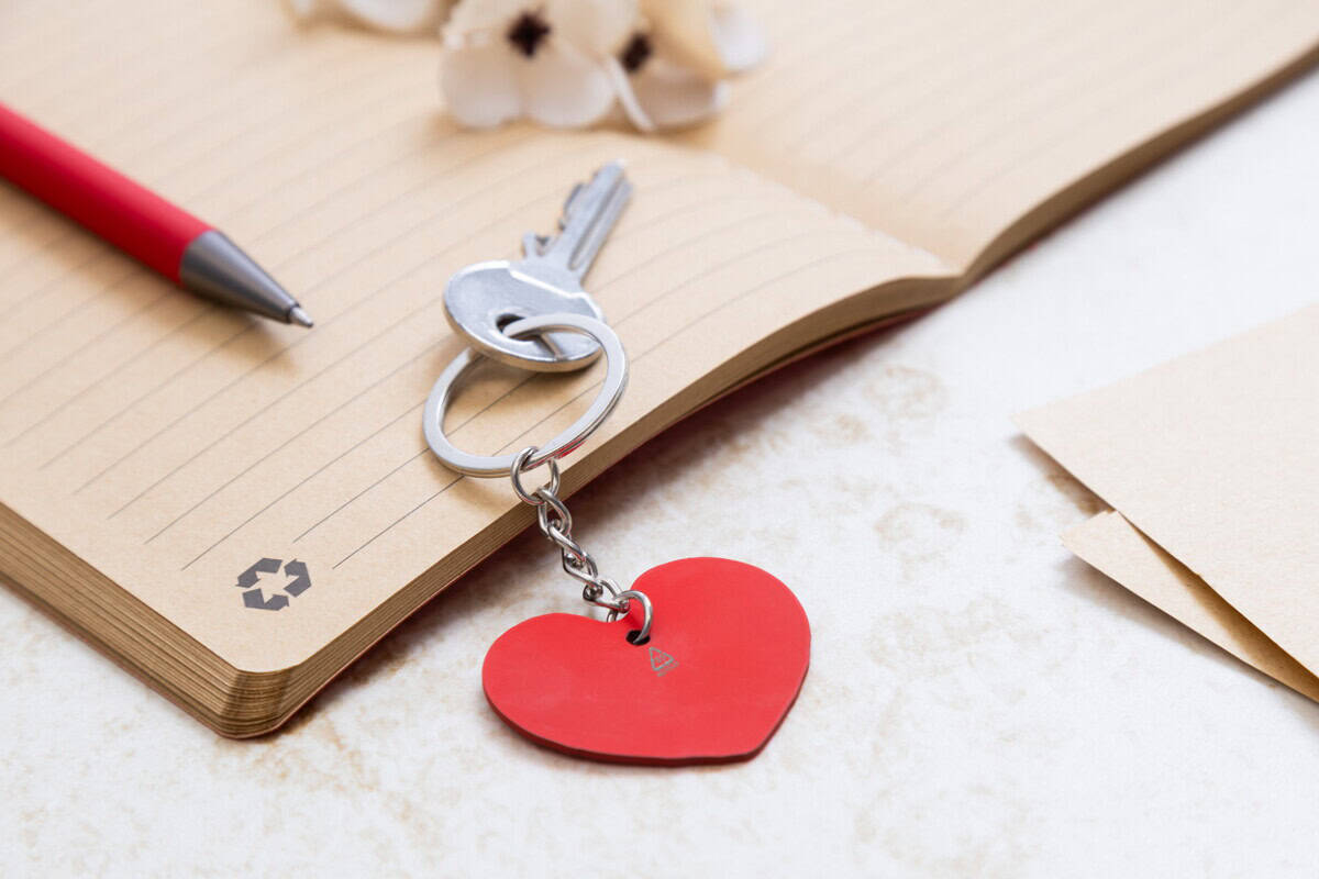 Breloki z żetonem z logo – loveshine brelok AP808271-05__DG2 Akcesoria personalizowane, breloczki z sercem, gadżety reklamowe na Dzień Kobiet.