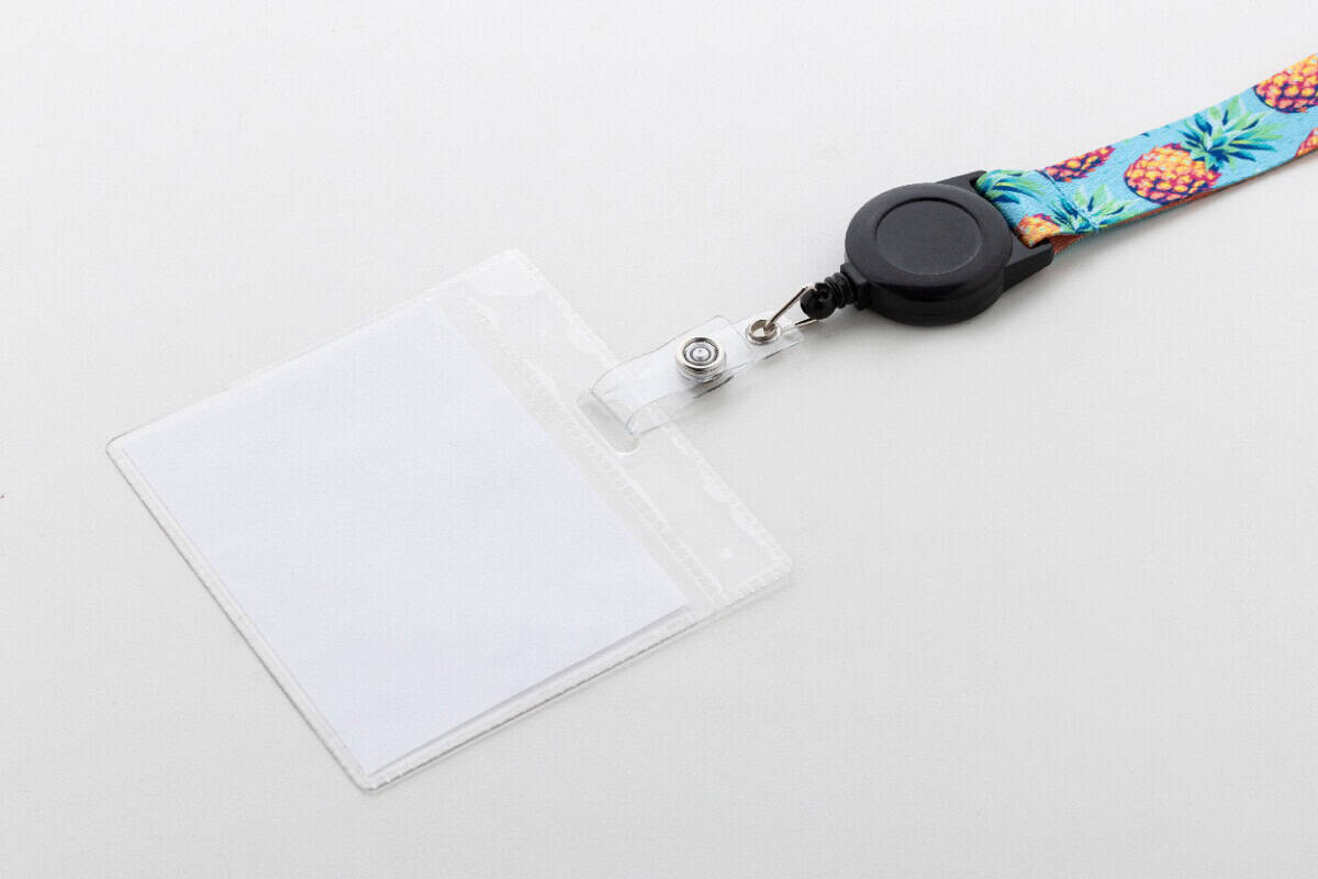 Gadżet z identyfikatorem na smyczy. Smycz z identyfikatorem, idealna do biura i konferencji. Personalizowane gadżety reklamowe z logo fi.