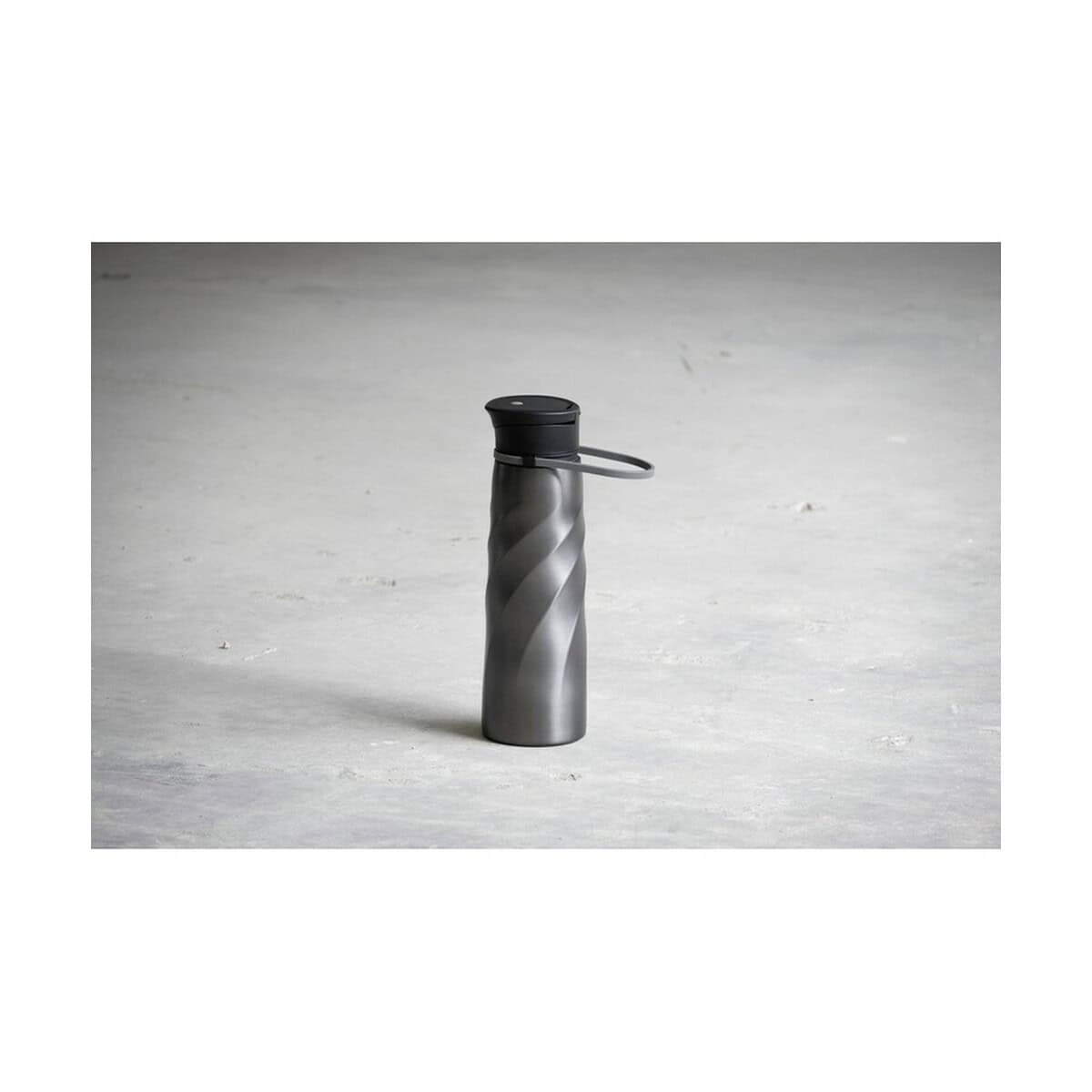 Butelki z logo – butelka sportowa 1000 ml brandcharger vortex athletica VA543-15_ATM01 Butelka termiczna ze spiralnym wzorem, czarna pokrywka i wygodnym uchwytem, idealna na podróże i wycieczki.