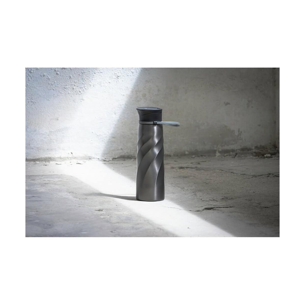 Butelki z logo – butelka sportowa 1000 ml brandcharger vortex athletica VA543-15_ATM02 Butelka termiczna z oryginalnym wzorem spiralnym, stalowa, na prezent lub do codziennego użytku.