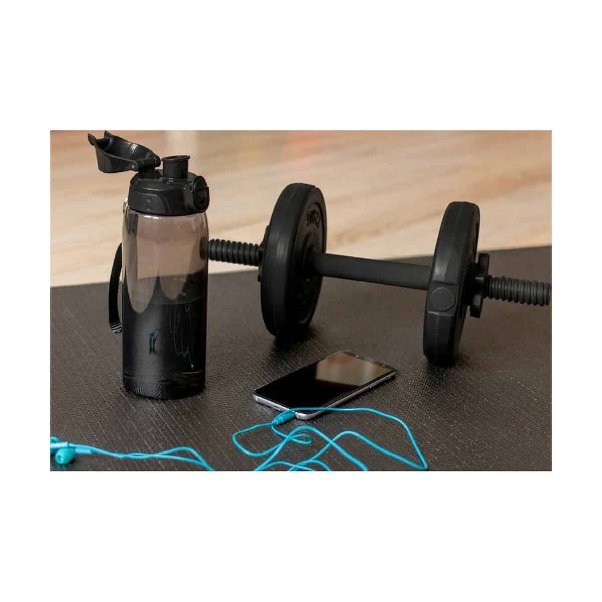 Butelki z logo – butelka sportowa 750 ml air gifts | terry V4897_A 1. Bidon na wodę, hantle i telefon na siłowni, sportowe gadżety do ćwiczeń.