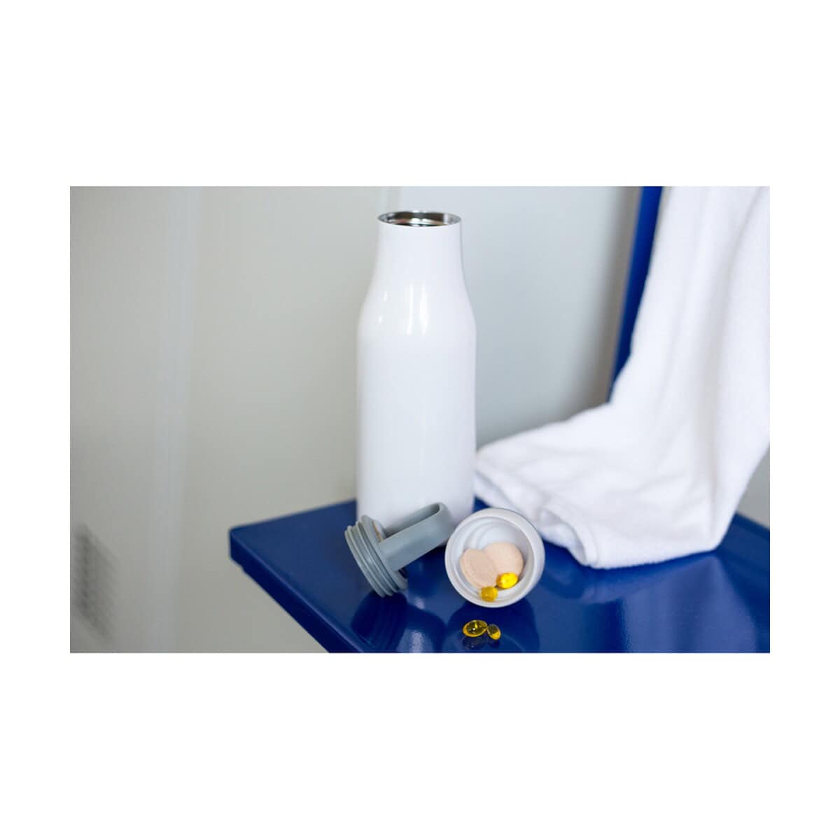 Butelki z logo – butelka termiczna 500 ml air gifts, pojemnik w zakrętce | jessica V0850_B Butelka na wodę z nakrętką i suplementami diety, grawerowane gadżety na prezent.