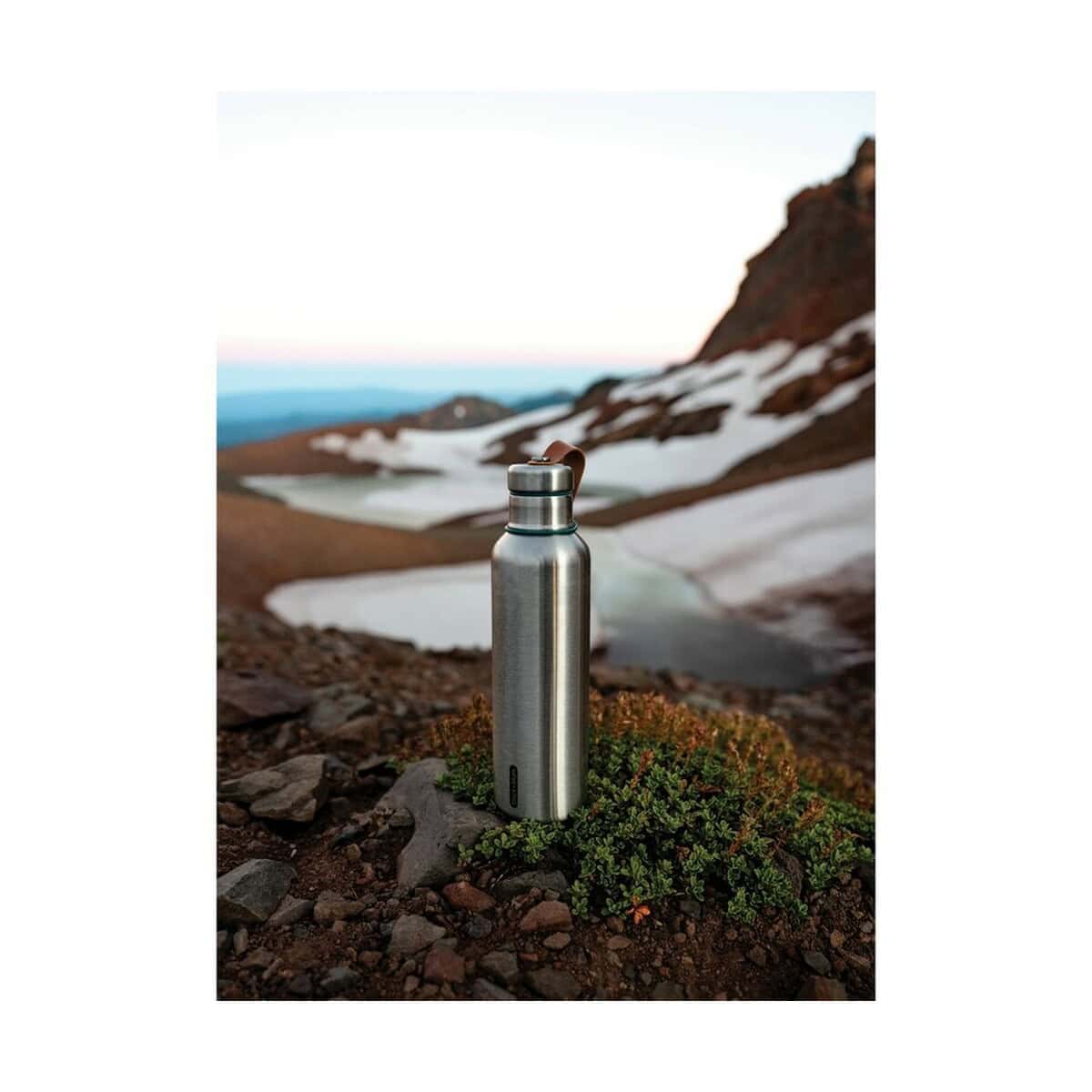 Butelki z logo – butelka termiczna 750 ml black+blum P439.1133__M_400 Herbata termiczna na szlaku górskim, idealna na outdoor, prezent od Gadzety.pl.