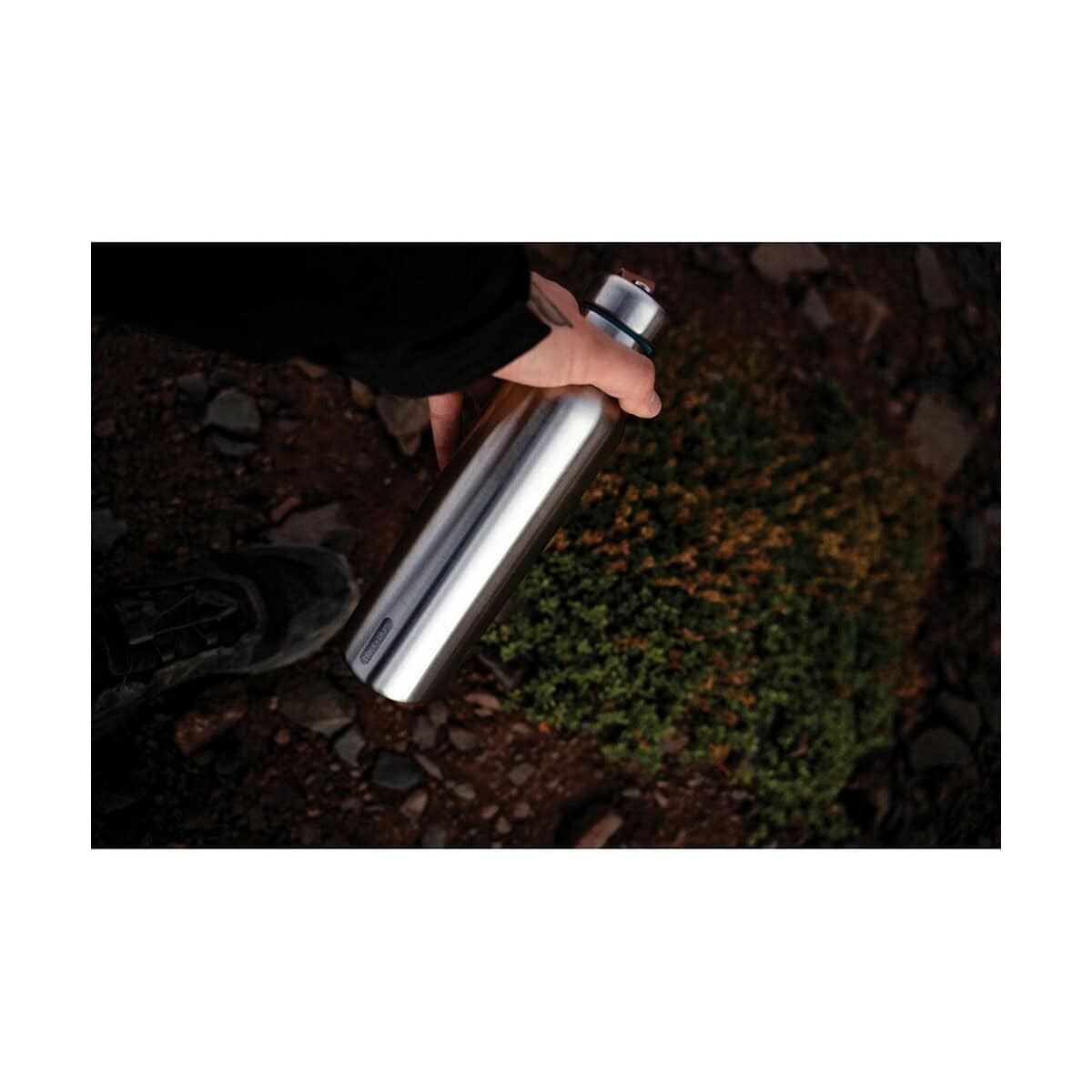 Butelki z logo – butelka termiczna 750 ml black+blum P439.1133__M_401 Przedmiot promocyjny – stalowa butelka na wodę, idealna na wycieczki i outdoorowe aktywności.