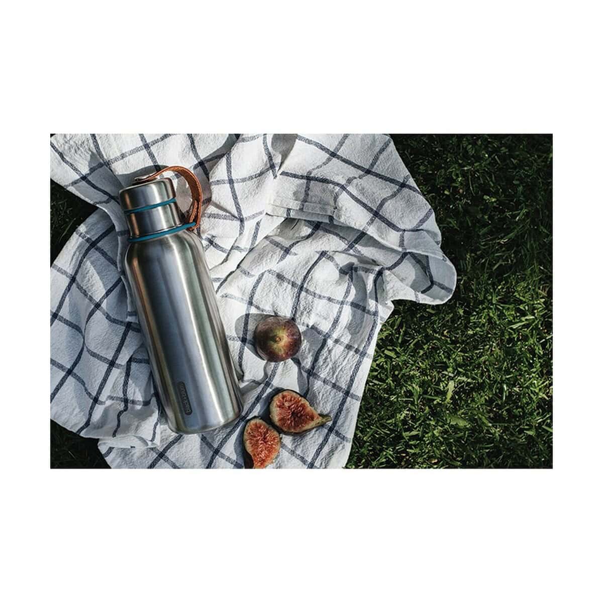 Butelki z logo – butelka termiczna 750 ml black+blum P439.1133__M_402 1. Bidon termiczny ze stali nierdzewnej z paskiem, na piknik na trawie.