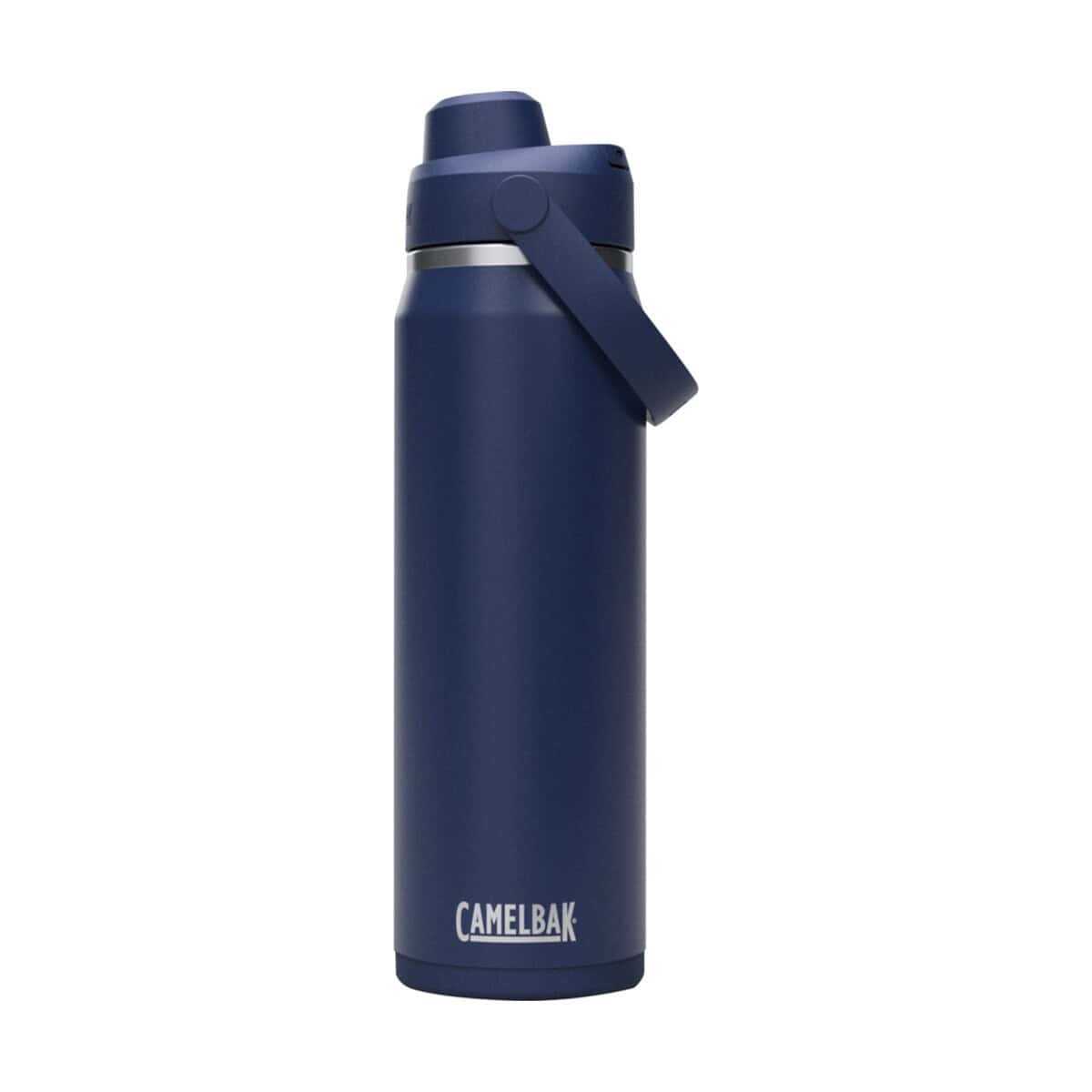 Butelki z logo – camelbak® thrive chug vss butelka na wodę ze stali nierdzewnej o pojemności 750 ml z zakrętką 10088955 Butelka termiczna Camelbak w kolorze granatowym z klipsem na suwak i logo. Idealna do napojów na co dzień i w podróży.