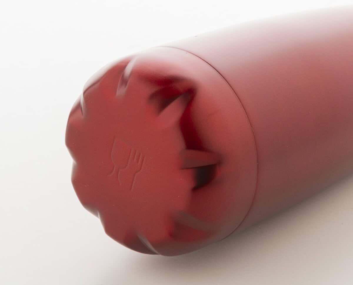 Butelki z logo – klossip butelka ze stali nierdzewnej AP781926-05__CU 1. Alternatywny tekst: Czerwona butelka z nakładką na ustnik i logo na końcu, produkt gadżet reklamowy.