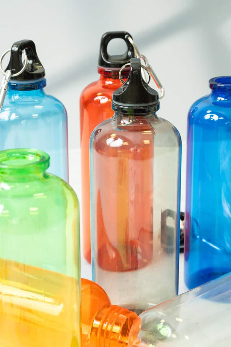 Butelki na wodę kolorowe, spersonalizowane gadżety outdoorowe. Kolorowe butelki na wodę z nadrukiem, gadżety na fitness, sportowe akcesoria promocyjne.