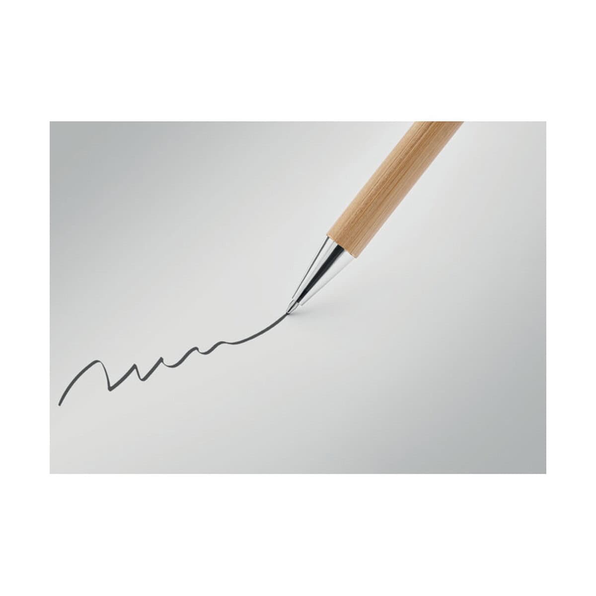 Długopisy bambusowe z logo – bambusowy długopis wykręcany naira mo6821-40-detail Długopis z drewnianym korpusem i metalowym końcówką, wykałujący niebieską linię na białym tle.